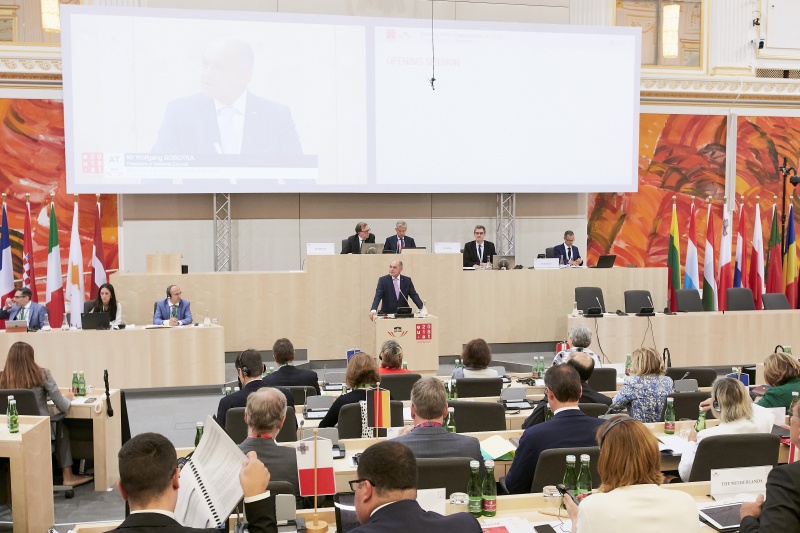 Begrüßung durch Nationalratspräsident Wolfgang Sobotka (V). Blick Richtung VeranstaltungsteilnehmerInnen