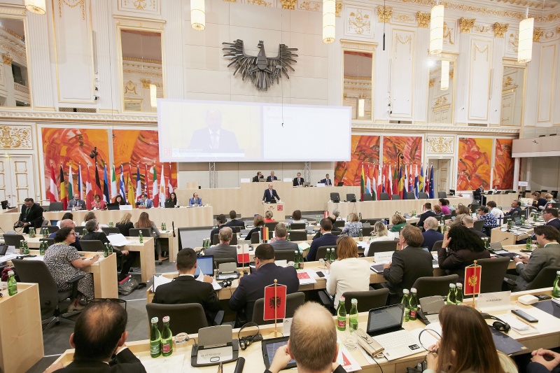 Begrüßung durch Nationalratspräsident Wolfgang Sobotka (V). Blick Richtung VeranstaltungsteilnehmerInnen