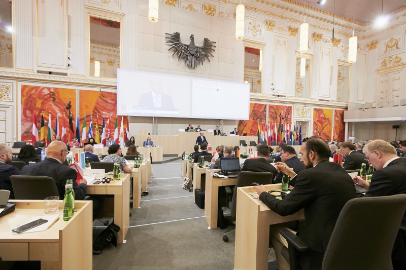 Begrüßung durch Nationalratspräsident Wolfgang Sobotka (V). Blick Richtung VeranstaltungsteilnehmerInnen