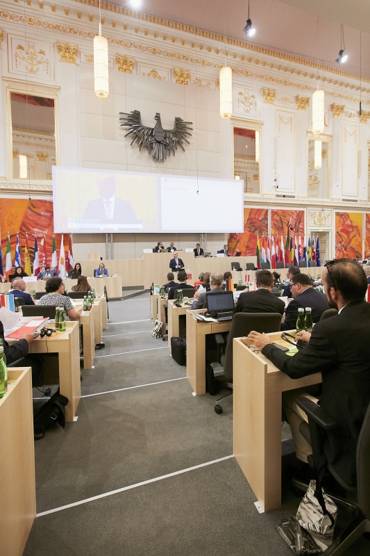 Begrüßung durch Nationalratspräsident Wolfgang Sobotka (V). Blick Richtung VeranstaltungsteilnehmerInnen