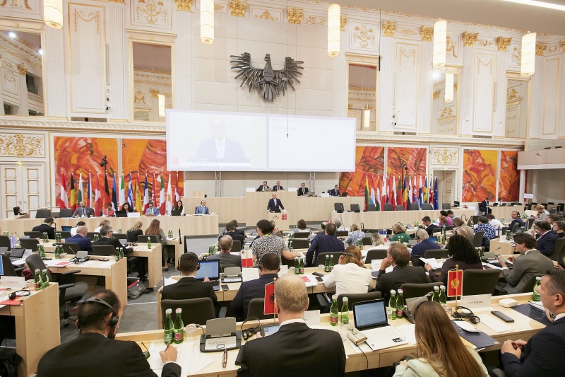 Begrüßung durch Nationalratspräsident Wolfgang Sobotka (V). Blick Richtung VeranstaltungsteilnehmerInnen
