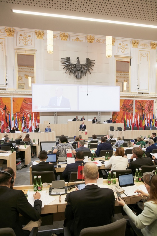 Begrüßung durch Nationalratspräsident Wolfgang Sobotka (V). Blick Richtung VeranstaltungsteilnehmerInnen