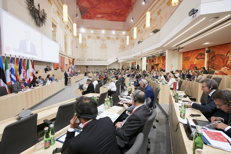 Begrüßung durch Nationalratspräsident Wolfgang Sobotka (V). Blick Richtung VeranstaltungsteilnehmerInnen