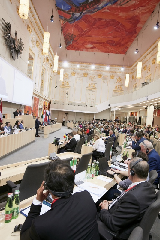 Begrüßung durch Nationalratspräsident Wolfgang Sobotka (V). Blick Richtung VeranstaltungsteilnehmerInnen