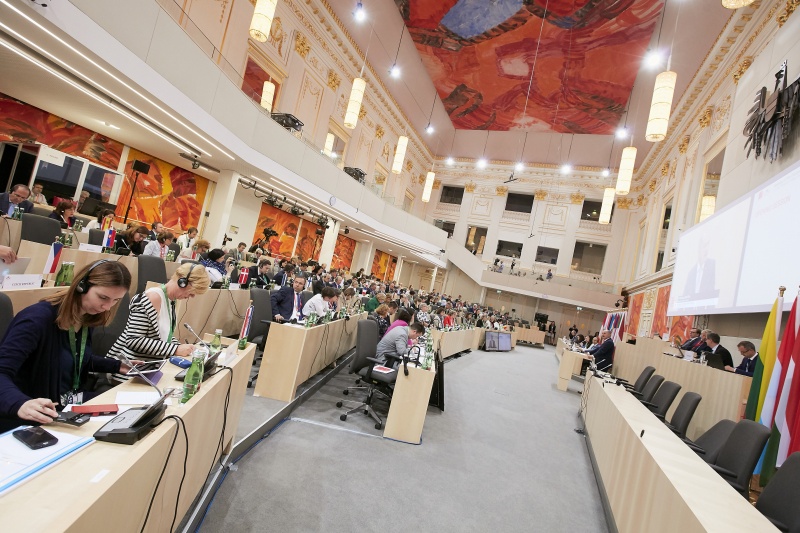 Begrüßung durch Nationalratspräsident Wolfgang Sobotka (V). Blick Richtung VeranstaltungsteilnehmerInnen