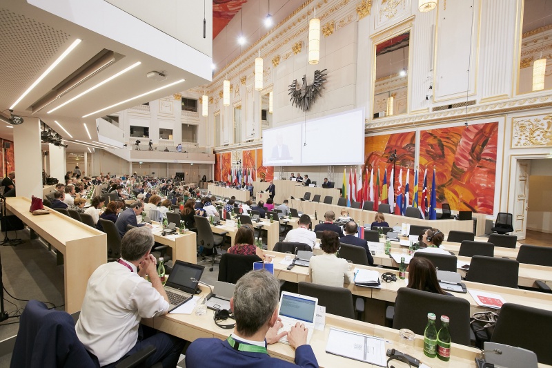 Begrüßung durch Nationalratspräsident Wolfgang Sobotka (V). Blick Richtung VeranstaltungsteilnehmerInnen