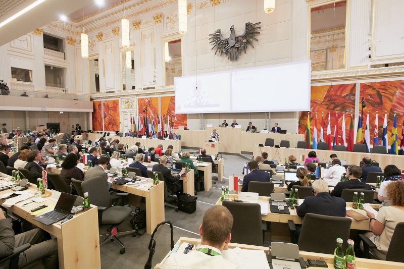 Begrüßung durch Bundesratspräsidentin Inge Posch-Gruska (S). Blick Richtung VeranstaltungsteilnehmerInnen