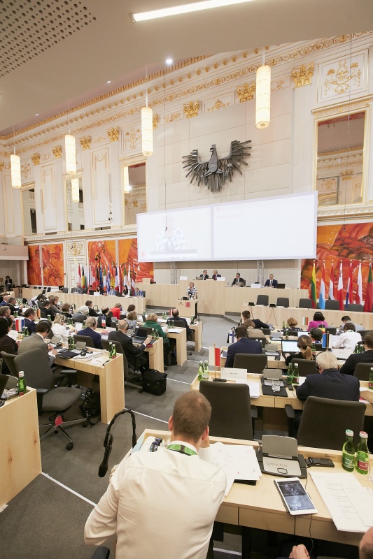 Begrüßung durch Bundesratspräsidentin Inge Posch-Gruska (S). Blick Richtung VeranstaltungsteilnehmerInnen