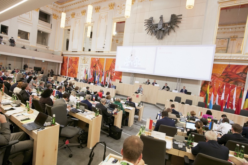 Begrüßung durch Bundesratspräsidentin Inge Posch-Gruska (S). Blick Richtung VeranstaltungsteilnehmerInnen