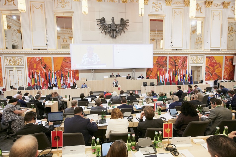 Begrüßung durch Bundesratspräsidentin Inge Posch-Gruska (S). Blick Richtung VeranstaltungsteilnehmerInnen