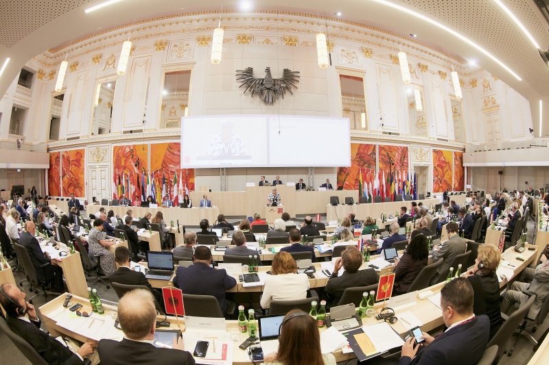 Begrüßung durch Bundesratspräsidentin Inge Posch-Gruska (S). Blick Richtung VeranstaltungsteilnehmerInnen