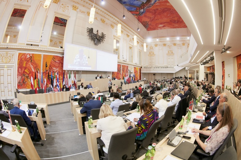 Begrüßung durch Bundesratspräsidentin Inge Posch-Gruska (S). Blick Richtung VeranstaltungsteilnehmerInnen