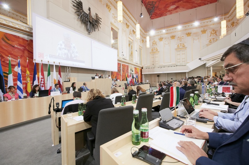 Begrüßung durch Bundesratspräsidentin Inge Posch-Gruska (S). Blick Richtung VeranstaltungsteilnehmerInnen
