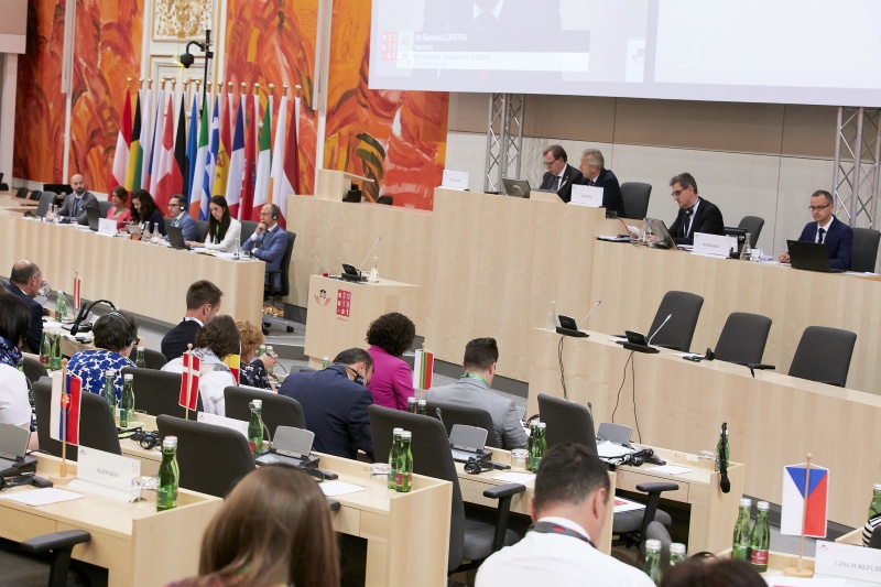 Vorsitz von links: Bundesrat Christian Buchmann (V), Nationalratsabgeordneter Reinhold Lopatka (V). Blick Richtung VeranstaltungsteilnehmerInnen
