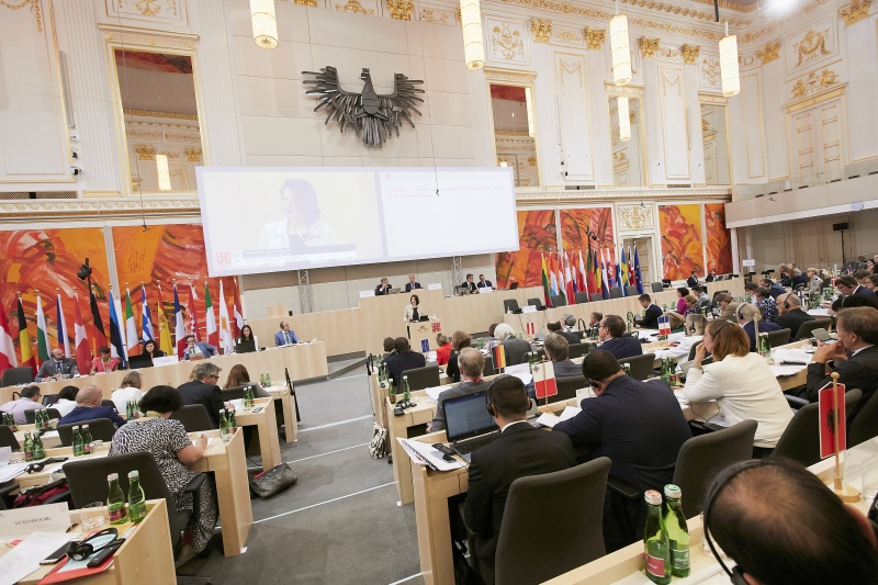 Rede Staatssekretärin im Bundesministerium für Inneres Karoline Edtstadler (V). Blick Richtung VeranstaltungsteilnehmerInnen