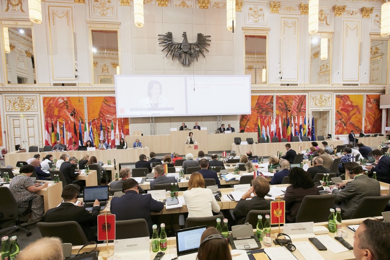 Rede Staatssekretärin im Bundesministerium für Inneres Karoline Edtstadler (V). Blick Richtung VeranstaltungsteilnehmerInnen
