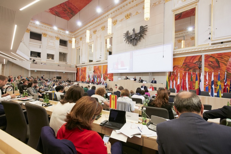 Rede Vizepräsidentin des Europäischen Parlaments Mairead Mc Guinness. Blick Richtung VeranstaltungsteilnehmerInnen