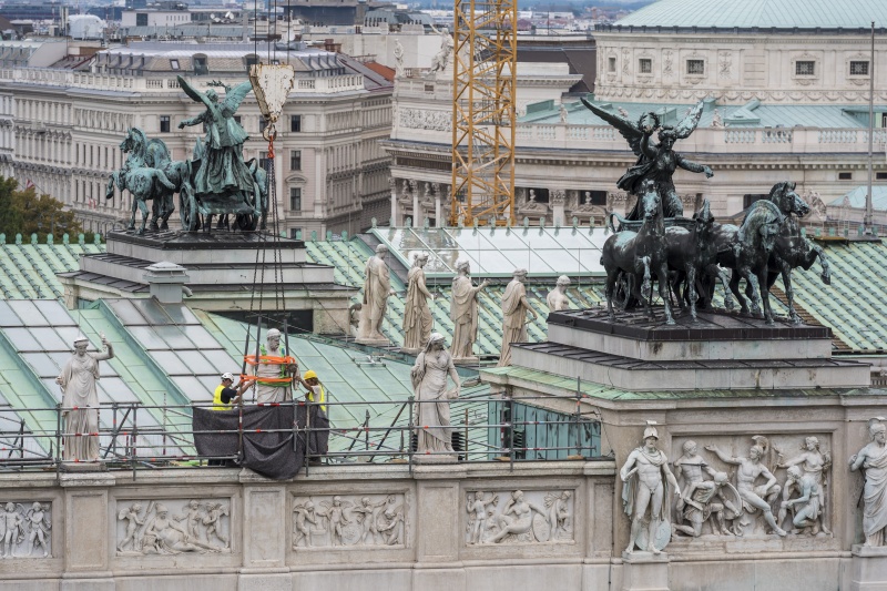 Abtransport der ersten Attikafigur mittels Baukran