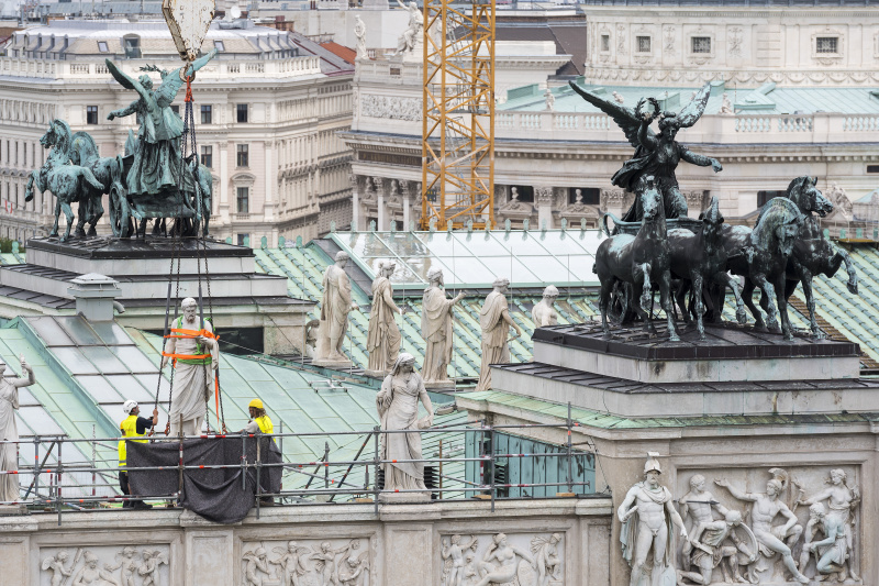 Abtransport der ersten Attikafigur mittels Baukran