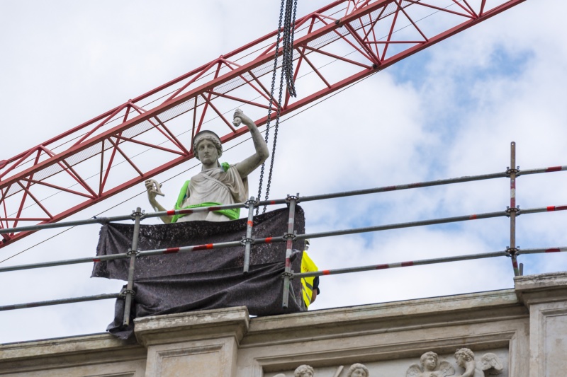Die nächste Attikafigur wird vorbereitet
