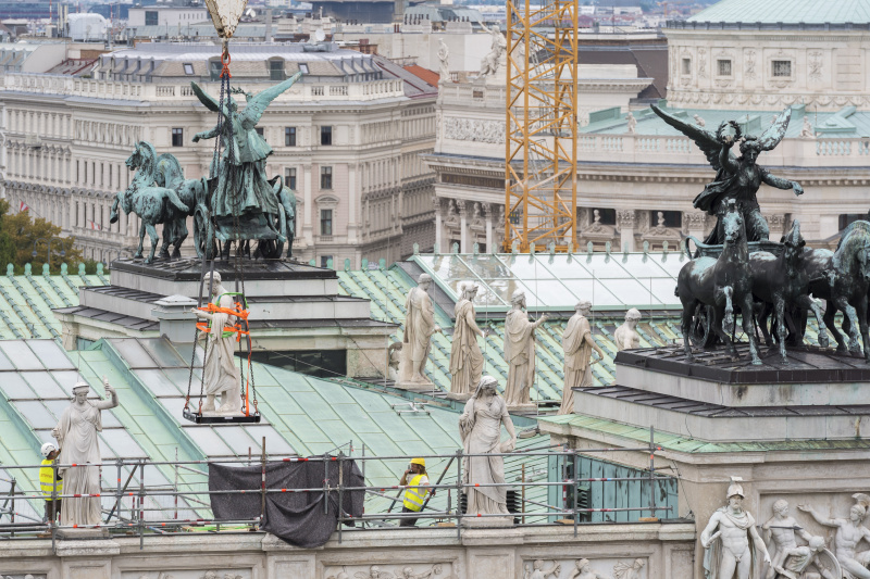 Abtransport der ersten Attikafigur mittels Baukran
