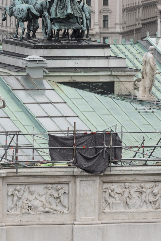Leerer Standplatz der Attikafigur auf dem Parlamentsdach