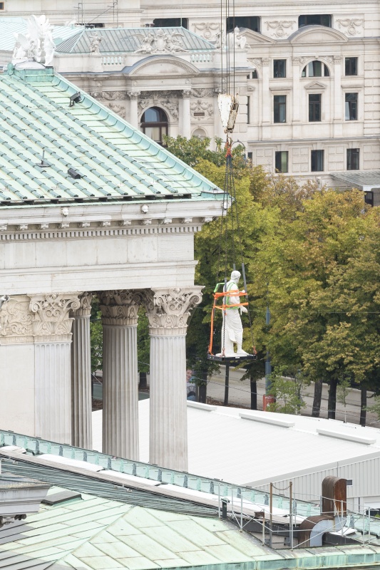 Abtransport der ersten Attikafigur mittels Baukran