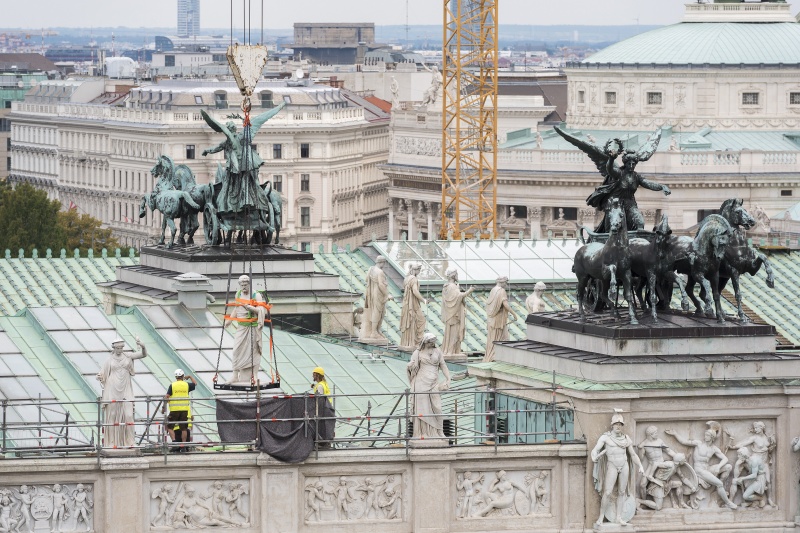 Abtransport der ersten Attikafigur mittels Baukran