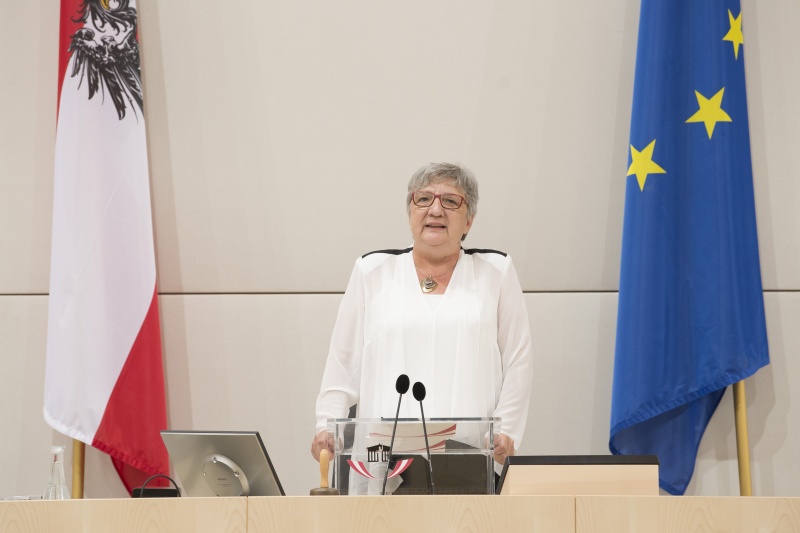 Am Präsidium: Bundesraspräsidentin Inge Posch-Gruska (S) bei ihrer Antrittsrede vor dem Bundesrat