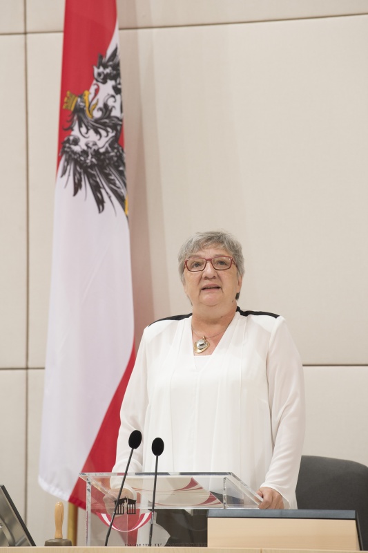 Am Präsidium: Bundesraspräsidentin Inge Posch-Gruska (S) bei ihrer Antrittsrede vor dem Bundesrat