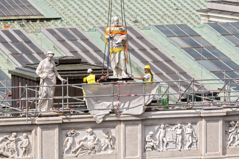 Abtransport der Attikafiguren mittels Baukran