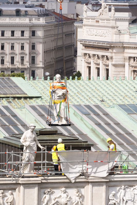 Abtransport der Attikafiguren mittels Baukran