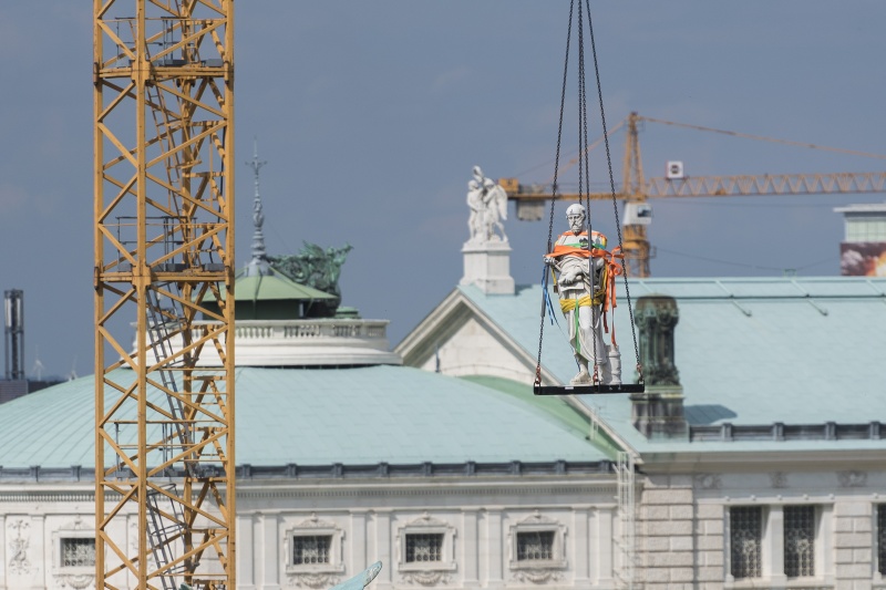Abtransport der Attikafiguren mittels Baukran