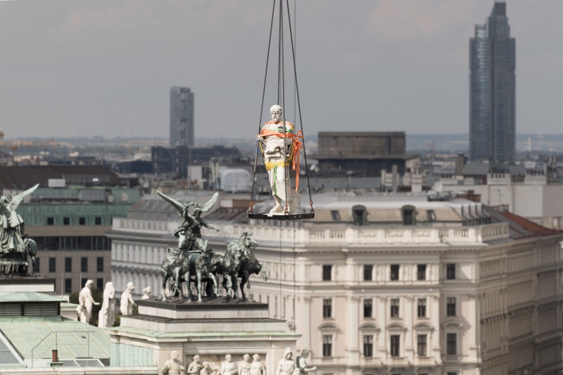 Abtransport der Attikafiguren mittels Baukran