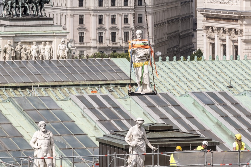 Abtransport der Attikafiguren mittels Baukran
