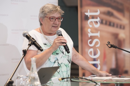 Am Rednerpult: Bundesraspräsidentin Inge Posch-Gruska (S)