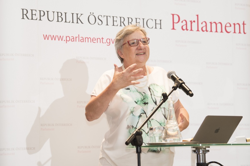 Am Rednerpult: Bundesraspräsidentin Inge Posch-Gruska (S)