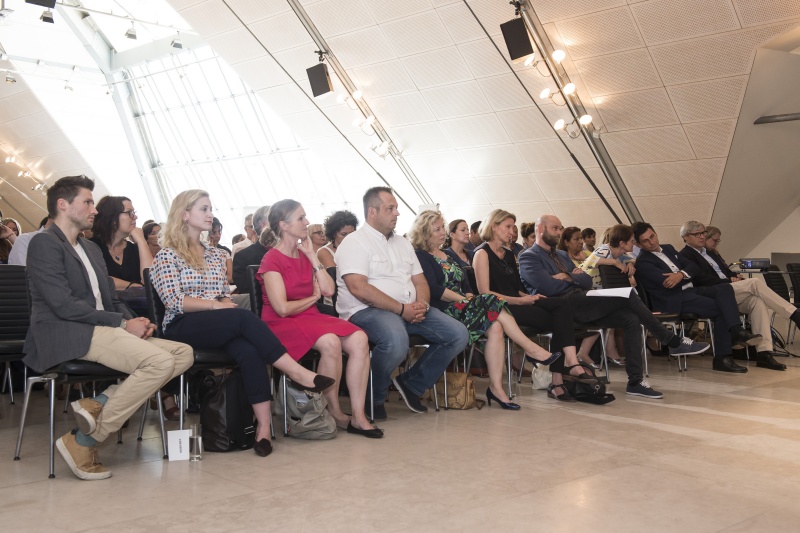 Erste Reihe von links: Bundesrat David Stögmüller (G), Nationalratsabgeordnete Eva Maria Holzleitner (S), Bundesrätin Daniela Gruber-Pruner (S), Bundesrat Stefan Zaggl (S), Bundesrätin Eva Prischl (S), Thomas Buchner, SOS- Kinderdorf, Landtagspräsident Christian Illedits, Andreas Kovar