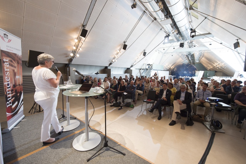 Am Rednerpult: Bundesraspräsidentin Inge Posch-Gruska (S). Blick Richtung VeranstaltungsteilnehmerInnen