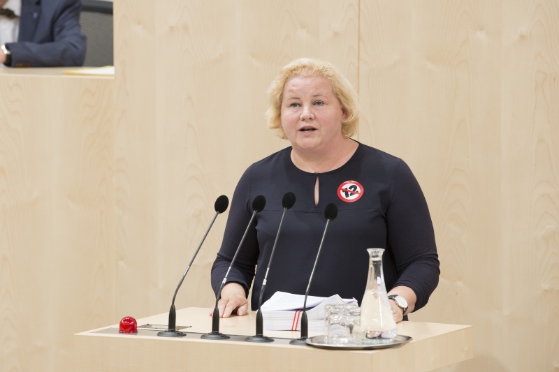 Am Rednerpult: Bundesrätin Korinna Schumann (S)