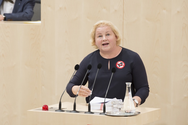 Am Rednerpult: Bundesrätin Korinna Schumann (S)