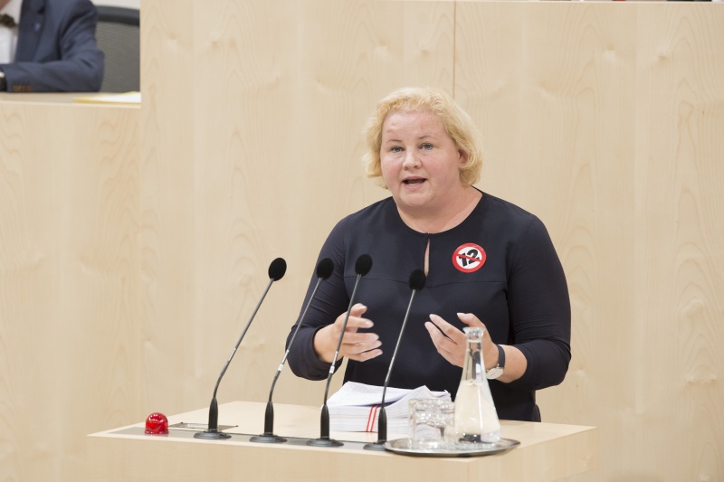 Am Rednerpult: Bundesrätin Korinna Schumann (S)