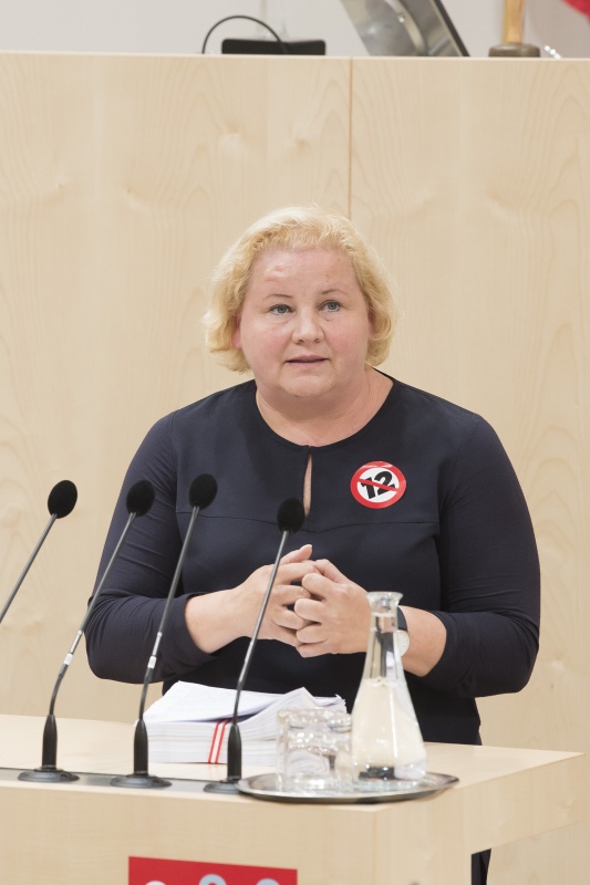 Am Rednerpult: Bundesrätin Korinna Schumann (S)