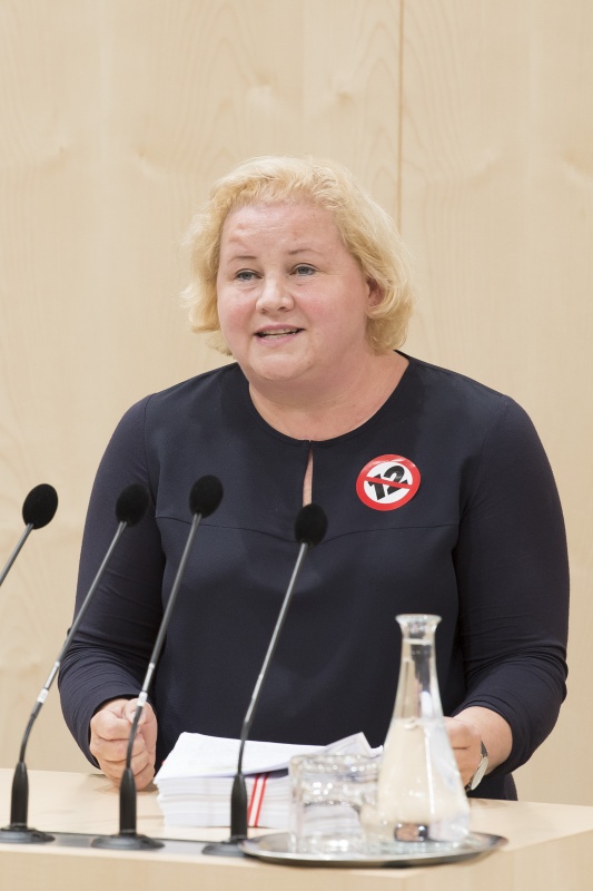 Am Rednerpult: Bundesrätin Korinna Schumann (S)