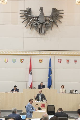 Am Rednerpult: Bundesrat Silvester Gfrerer (V). Am Präsidium: Bundesratvizepräsident Ewald Lindinger (S)