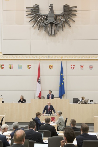 Am Rednerpult: Bundesrat Reinhard Todt (S). Am Präsidium: Bundesrat Magnus Brunner (V)