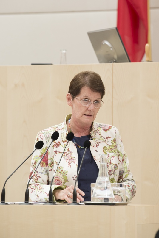 Am Rednerpult: Bundesrätin Elisabeth Grimling (S)