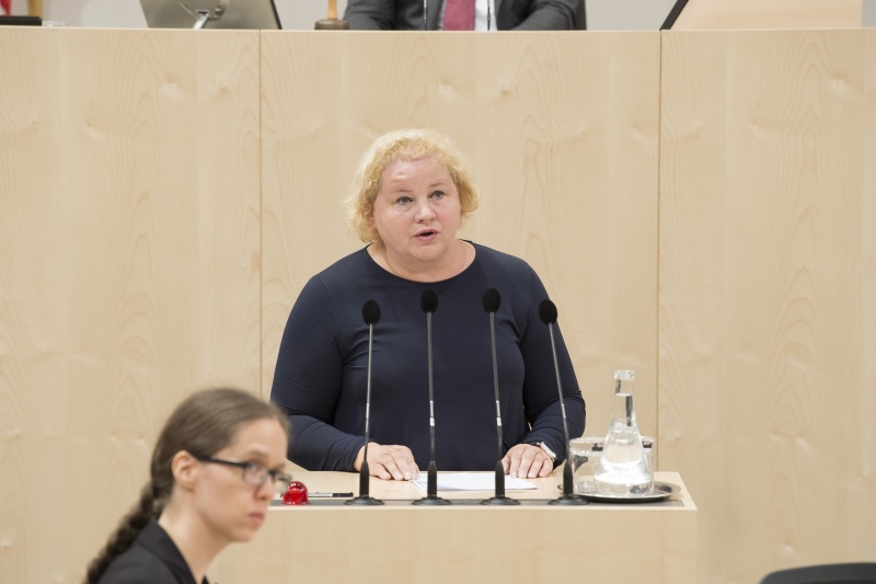 Am Rednerpult: Bundesrätin Korinna Schumann (S)
