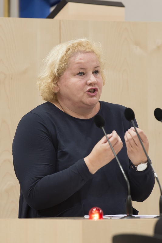 Am Rednerpult: Bundesrätin Korinna Schumann (S)