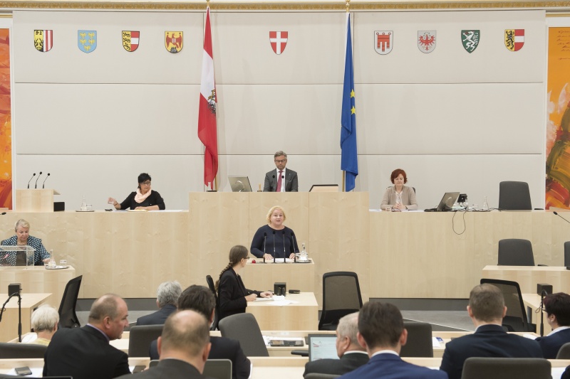 Am Rednerpult: Bundesrätin Korinna Schumann (S)